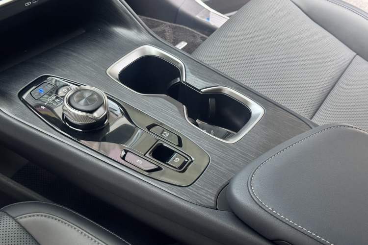 Used Lexus RZ 2023 450e All-Wheel Drive Luxury Edition Gear Lever