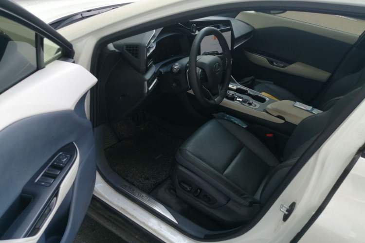 Used Lexus RZ 2023 450e All-Wheel Drive Luxury Edition Interior 4
