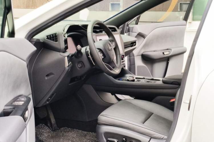 Used Lexus RZ 2023 450e All-Wheel Drive Luxury Edition Interior 5