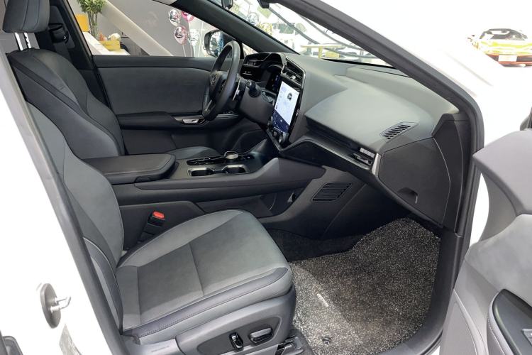 Used Lexus RZ 2023 450e All-Wheel Drive Luxury Edition Interior 5