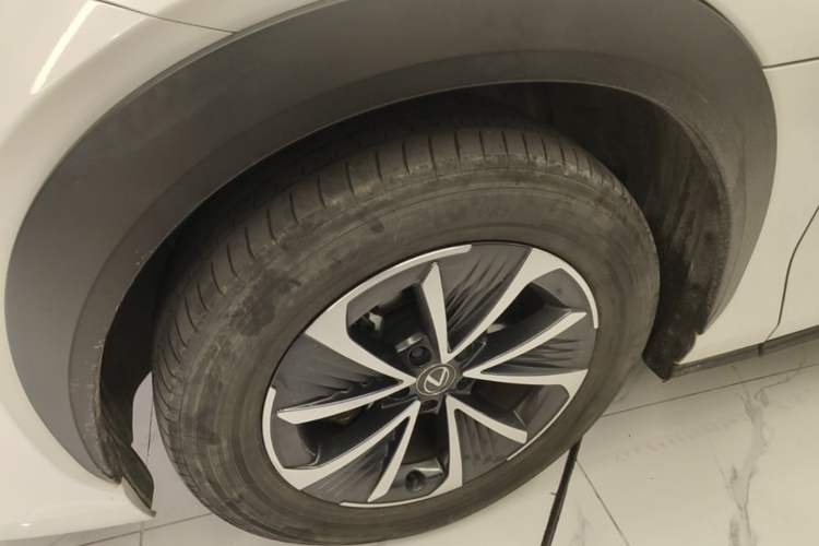Used Lexus RZ 2023 450e All-Wheel Drive Luxury Edition Left Front Wheel Hub