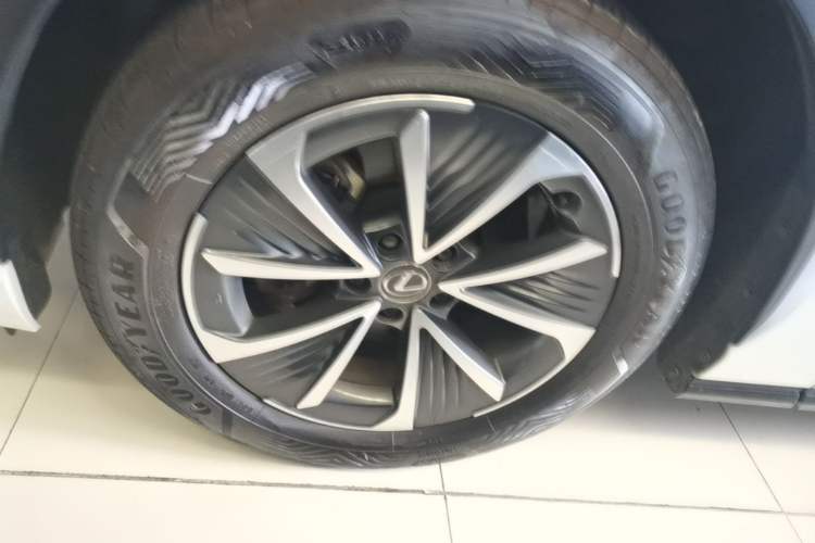 Used Lexus RZ 2023 450e All-Wheel Drive Luxury Edition Left Front Wheel Hub