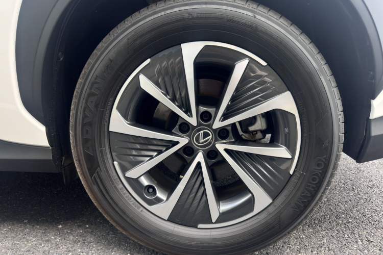 Used Lexus RZ 2023 450e All-Wheel Drive Luxury Edition Left Front Wheel Hub