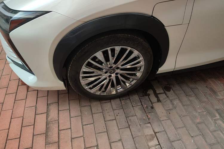 Used Lexus RZ 2023 450e All-Wheel Drive Luxury Edition Left Front Wheel Hub