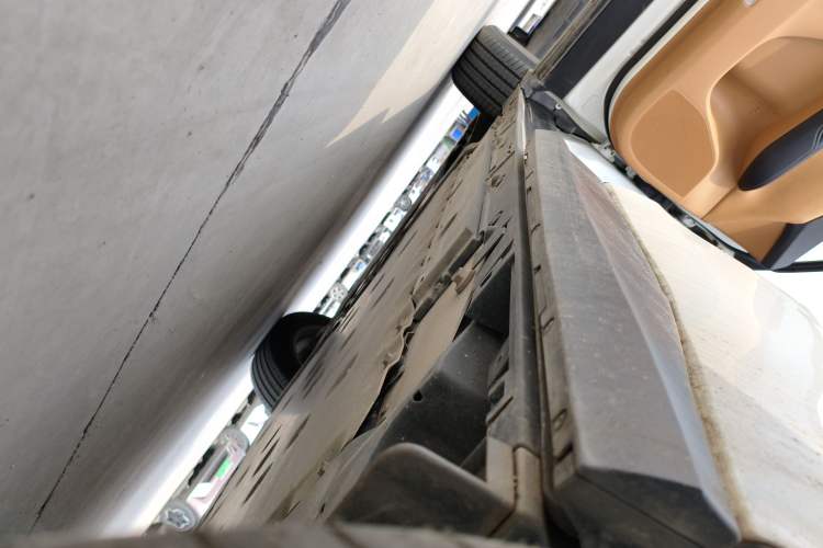 Used Lexus RZ 2023 450e All-Wheel Drive Luxury Edition Left Side Sill