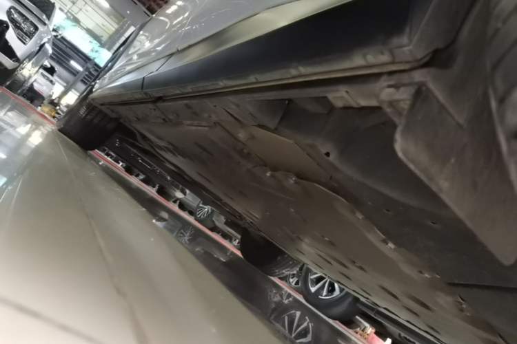 Used Lexus RZ 2023 450e All-Wheel Drive Luxury Edition Left Side Sill
