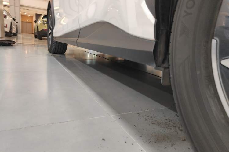 Used Lexus RZ 2023 450e All-Wheel Drive Luxury Edition Left Side Sill
