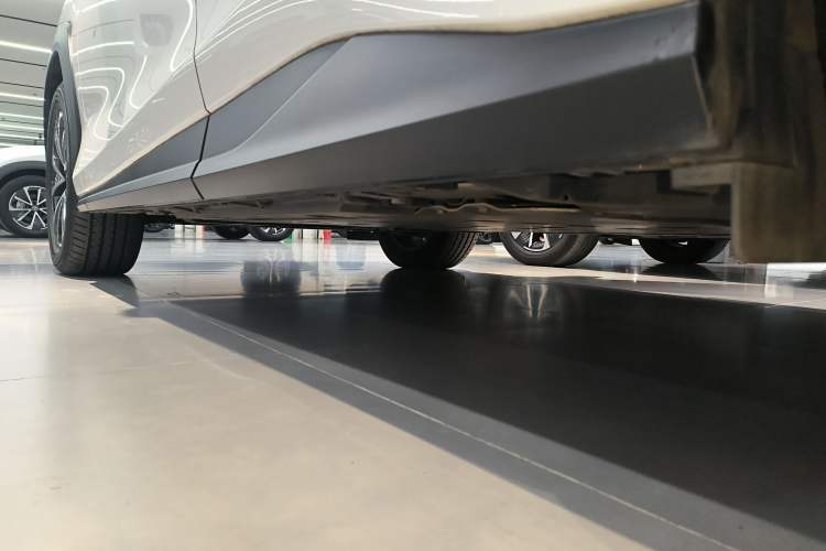 Used Lexus RZ 2023 450e All-Wheel-Drive Long-Range Version Left Side Sill