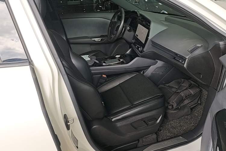 Used Lexus RZ 2023 450e All-Wheel-Drive Long-Range Version Right Front Seat