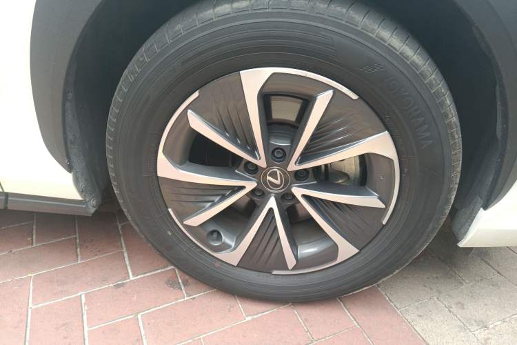 Used Lexus RZ 2023 450e All-Wheel Drive Luxury Edition Right Front Wheel Hub