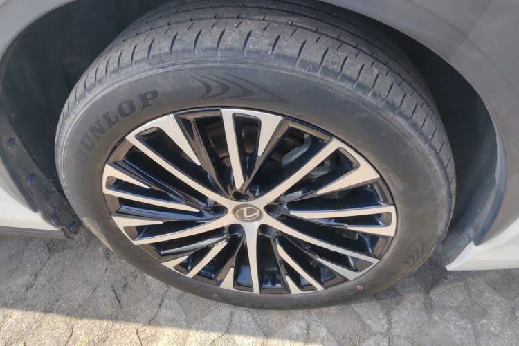 Used Lexus RZ 2023 450e All-Wheel Drive Luxury Edition Right Front Wheel Hub