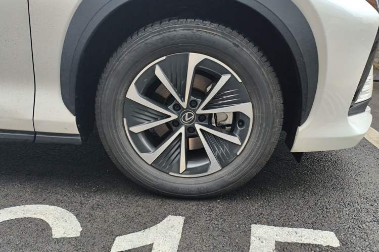 Used Lexus RZ 2023 450e All-Wheel Drive Luxury Edition Right Front Wheel Hub