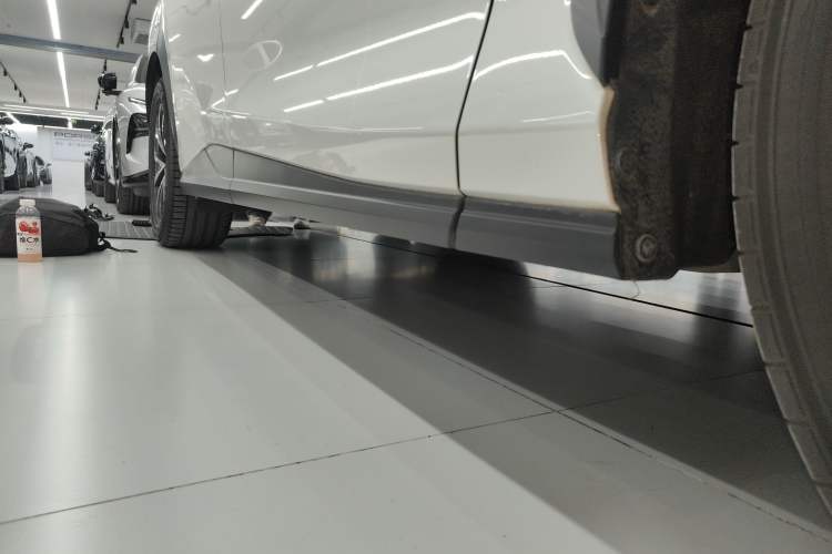 Used Lexus RZ 2023 450e All-Wheel Drive Luxury Edition Right Side Sill