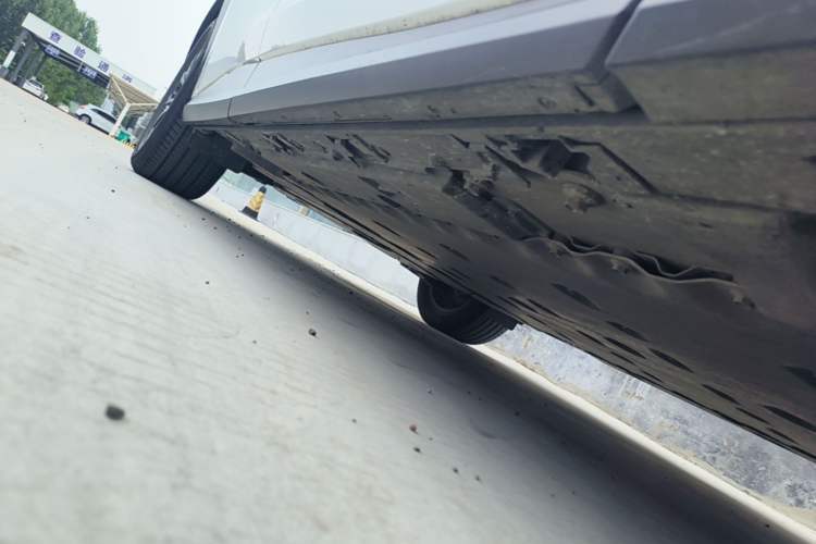Used Lexus RZ 2023 450e All-Wheel Drive Luxury Edition Right Side Sill