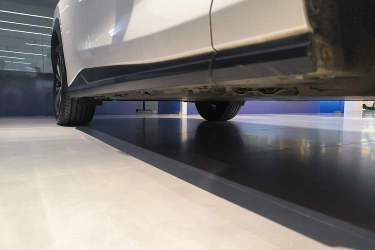 Used Lexus RZ 2023 450e All-Wheel-Drive Long-Range Version Right Side Sill