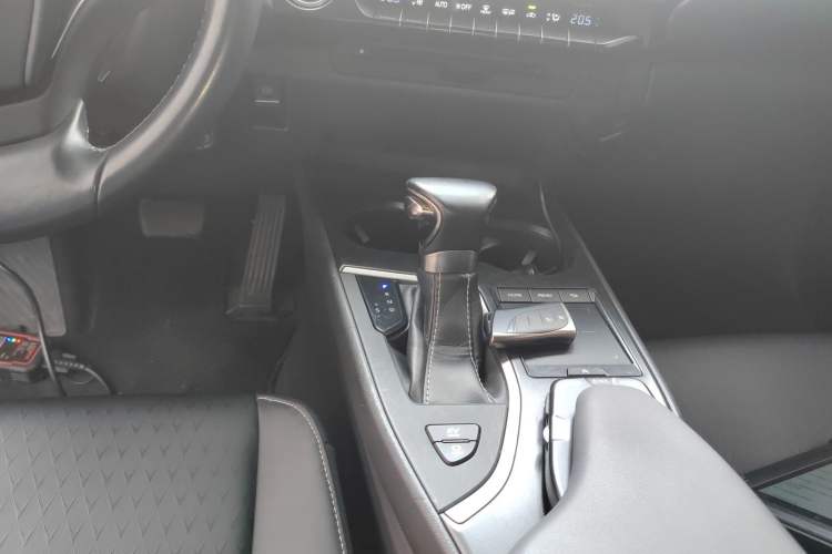 Used Lexus UX 2019 260h Explore-Cool Edition China VI Standard Gear Lever