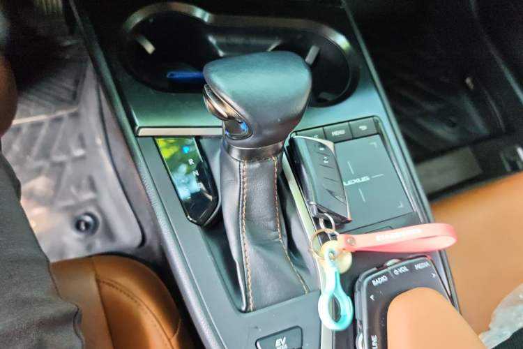Used Lexus UX 2019 260h Explore-Cool Edition China VI Standard Gear Lever