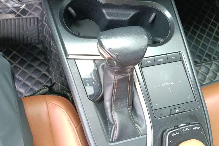 Used Lexus UX 2019 260h Explore-Cool Edition China VI Standard Gear Lever