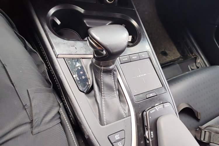 Used Lexus UX 2019 260h Explore-Cool Edition China V Standard Gear Lever