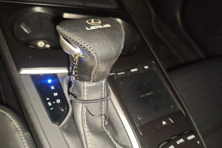 Used Lexus UX 2019 260h Explore-Cool Edition China VI Standard Gear Lever