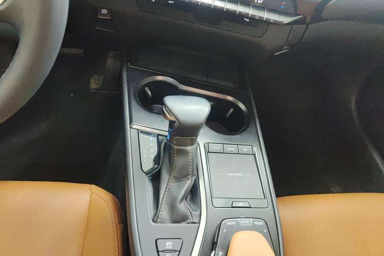 Used Lexus UX 2020 260h Explore & Adventure Edition Gear Lever