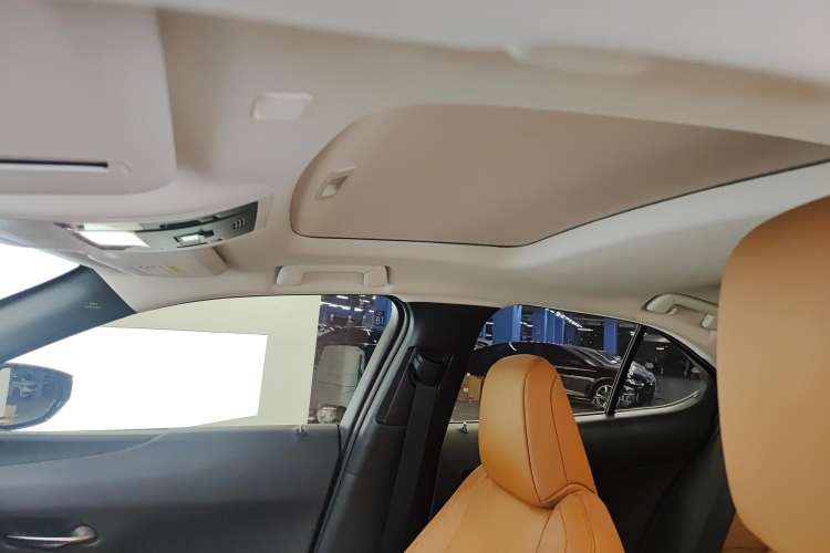 Used Lexus UX 2020 260h Explore & Adventure Edition Headliner