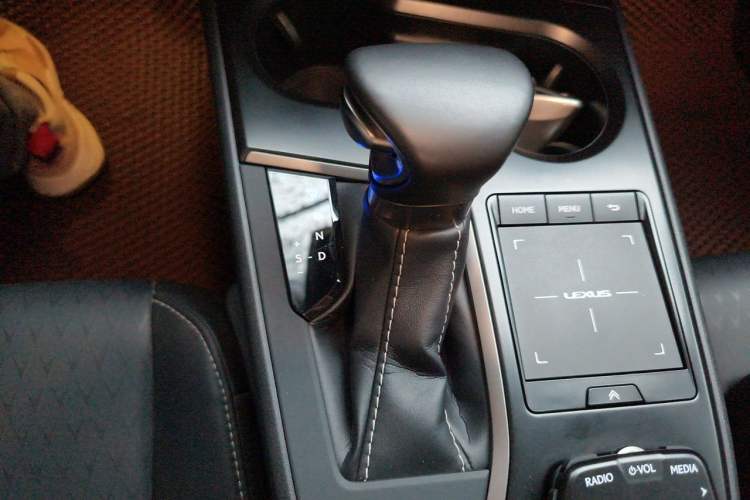 Used Lexus UX 2020 260h Explore & Adventure Edition Gear Lever
