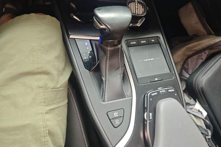 Used Lexus UX 2020 260h Explore & Adventure Edition Gear Lever