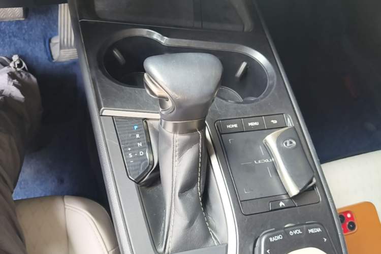 Used Lexus UX 2020 260h Explore & Adventure Edition Gear Lever