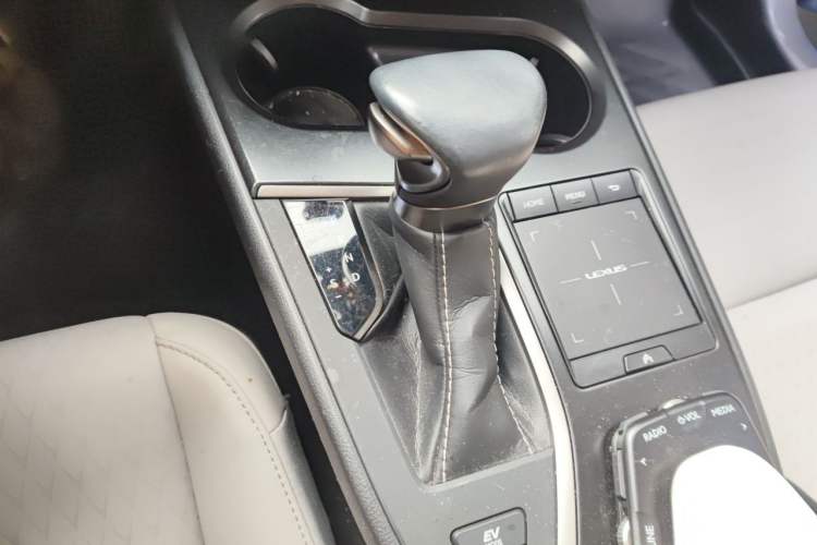 Used Lexus UX 2020 260h Explore & Adventure Edition Gear Lever