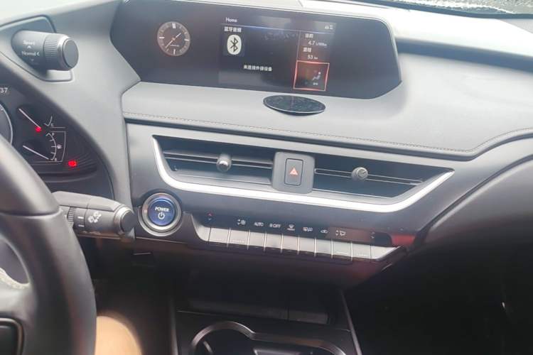 Used Lexus UX 2020 260h Explore-Cool Edition Audio And AC Panel