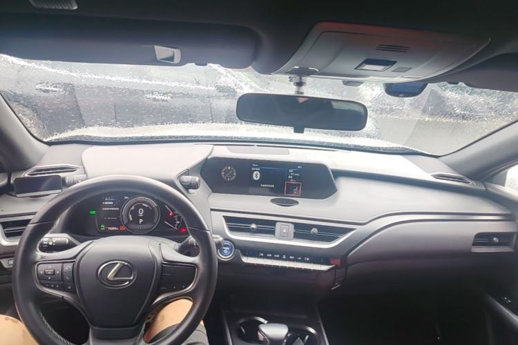 Used Lexus UX 2020 260h Explore-Cool Edition Center Console