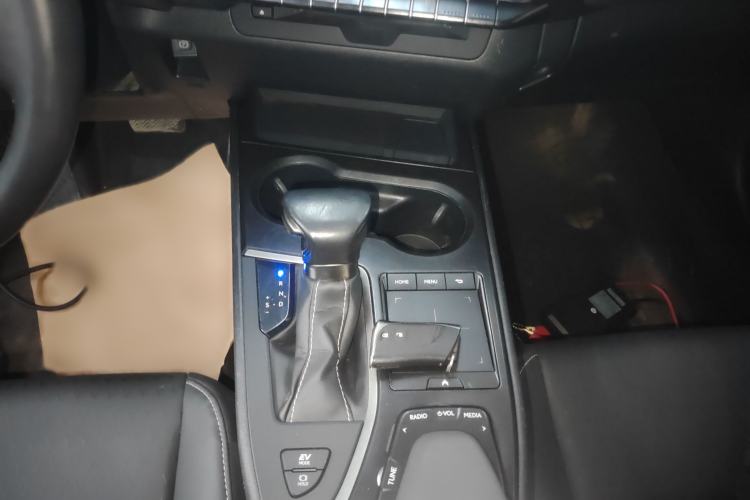 Used Lexus UX 2020 260h Explore-Cool Edition Gear Lever