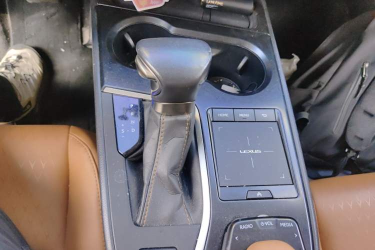 Used Lexus UX 2020 260h Explore & Adventure Edition Gear Lever