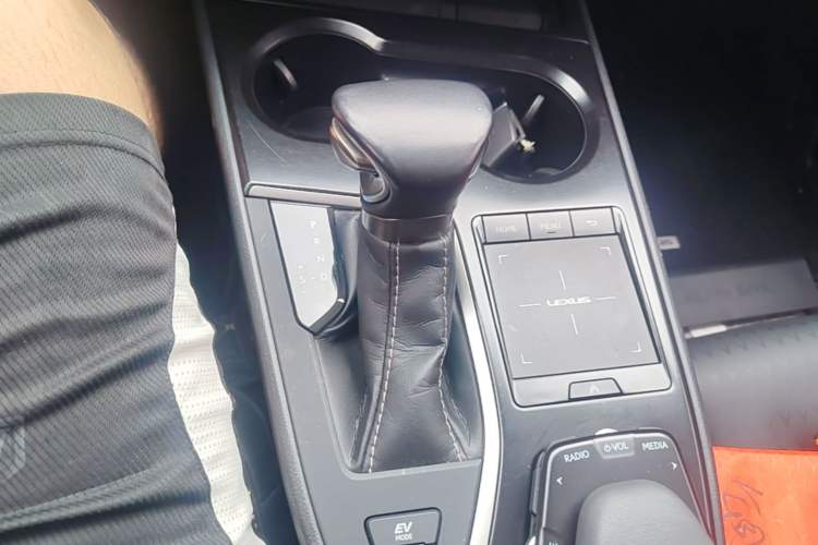 Used Lexus UX 2020 260h Explore-Cool Edition Gear Lever
