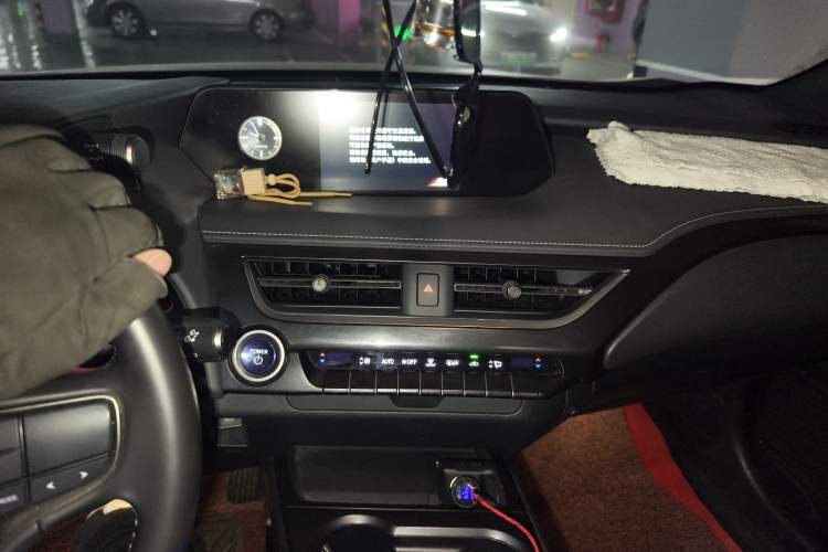 Used Lexus UX 2020 260h Explore-Cool Edition Audio And AC Panel
