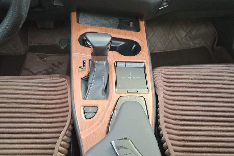 Used Lexus UX 2020 200 Special Edition Gear Lever