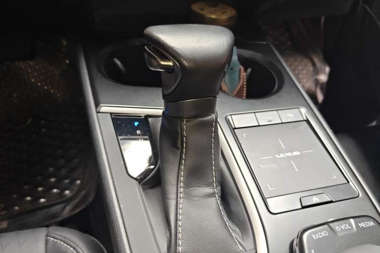 Used Lexus UX 2020 260h Explore-Cool Edition Gear Lever