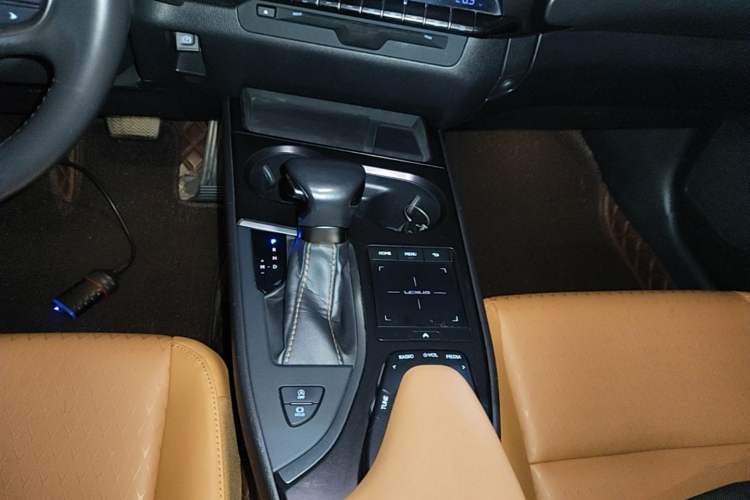 Used Lexus UX 2020 200 Special Edition Gear Lever