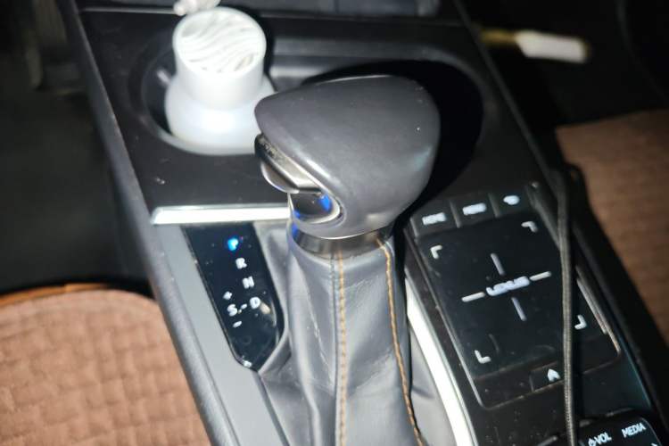 Used Lexus UX 2020 260h Explore & Adventure Edition Gear Lever