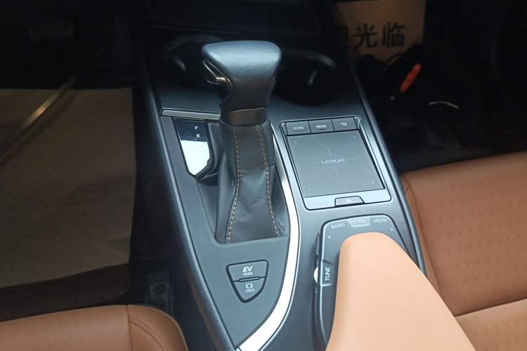 Used Lexus UX 2020 260h Explore & Adventure Edition Gear Lever
