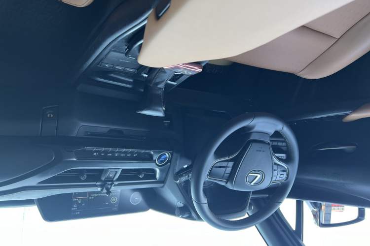 Used Lexus UX 2020 260h Explore-Cool Edition Interior 3