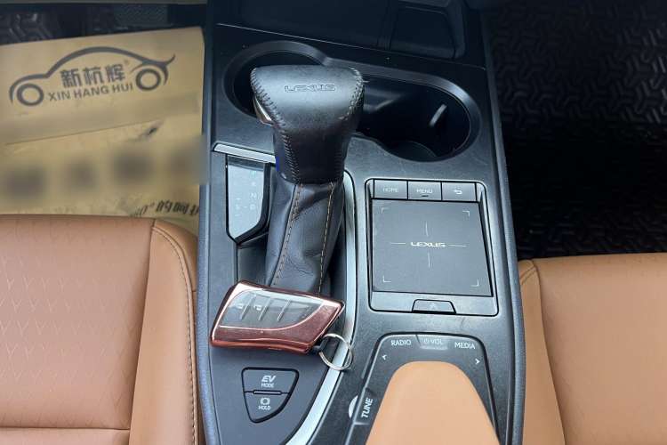 Used Lexus UX 2020 260h Explore-Cool Edition Interior 5