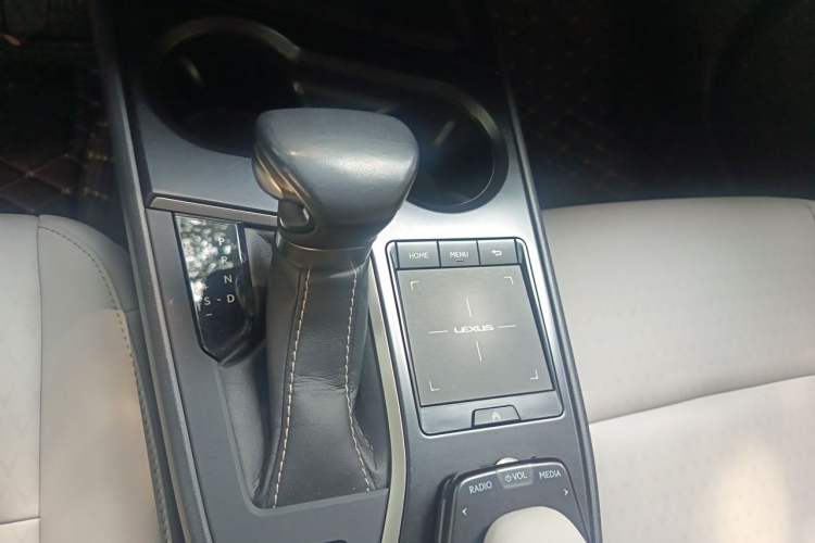 Used Lexus UX 2020 260h Explore & Adventure Edition Gear Lever