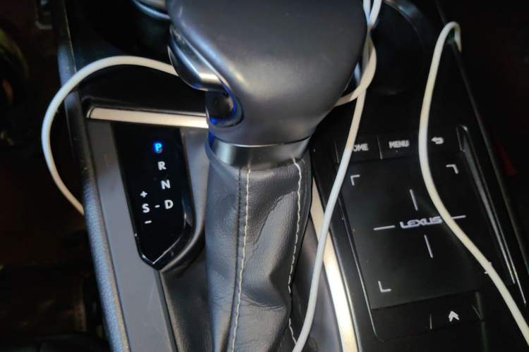 Used Lexus UX 2020 260h Explore & Adventure Edition Gear Lever