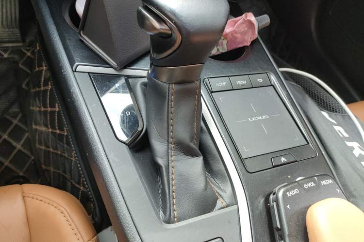 Used Lexus UX 2020 260h Explore & Adventure Edition Gear Lever