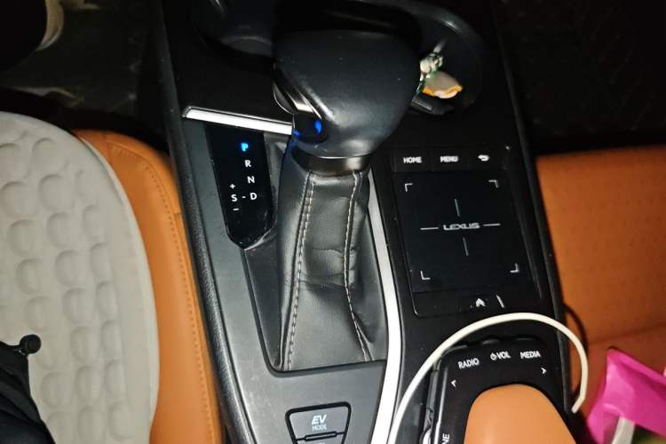 Used Lexus UX 2020 260h Explore-Cool Edition Gear Lever