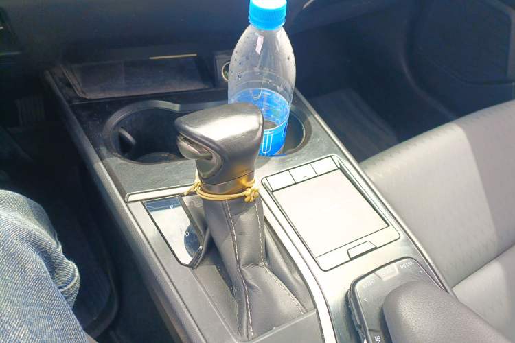 Used Lexus UX 2020 260h Explore-Cool Edition Gear Lever