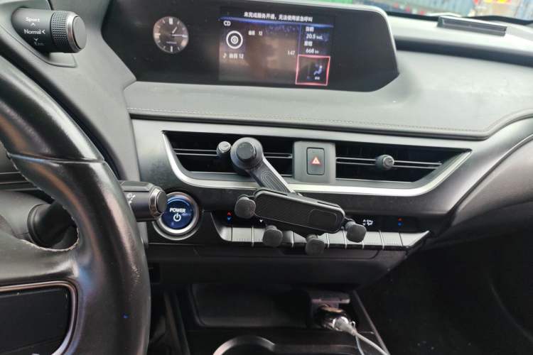 Used Lexus UX 2020 260h Explore-Cool Edition Audio And AC Panel