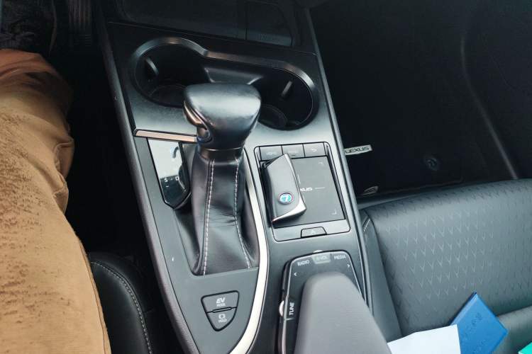 Used Lexus UX 2020 260h Explore & Adventure Edition Gear Lever